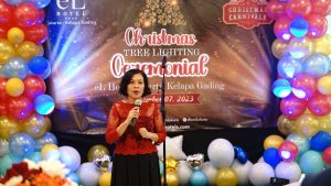 Sambut Natal, éL Hotel Jakarta Ajak Tamu Serta Panti Asuhan Menghias Log Cake