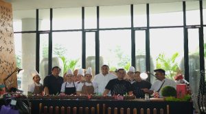 The Alana Sentul Bagi Kue Youle Log ke Tamu Sebagai Tradisi Menyambut Natal