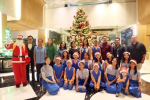 Christmas Tree Lighting Oakwood Suites Kuningan Jakarta, Dimeriahkan Paduan Suara SOS Children’s Village Indonesia