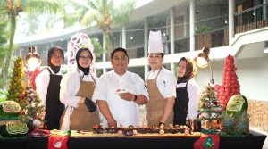 NEO+ Green Savana Rayakan Natal dengan Tradisi Pemotongan Kue Yule Log