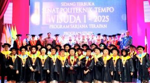 Gelar Wisuda Perdana: Mahasiswa Poltek Tempo Langsung Dilirik Industri