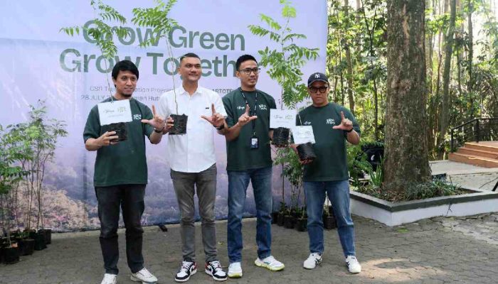Rayakan 8 Tahun, de Braga by ARTOTEL Tanam 50 Pohon